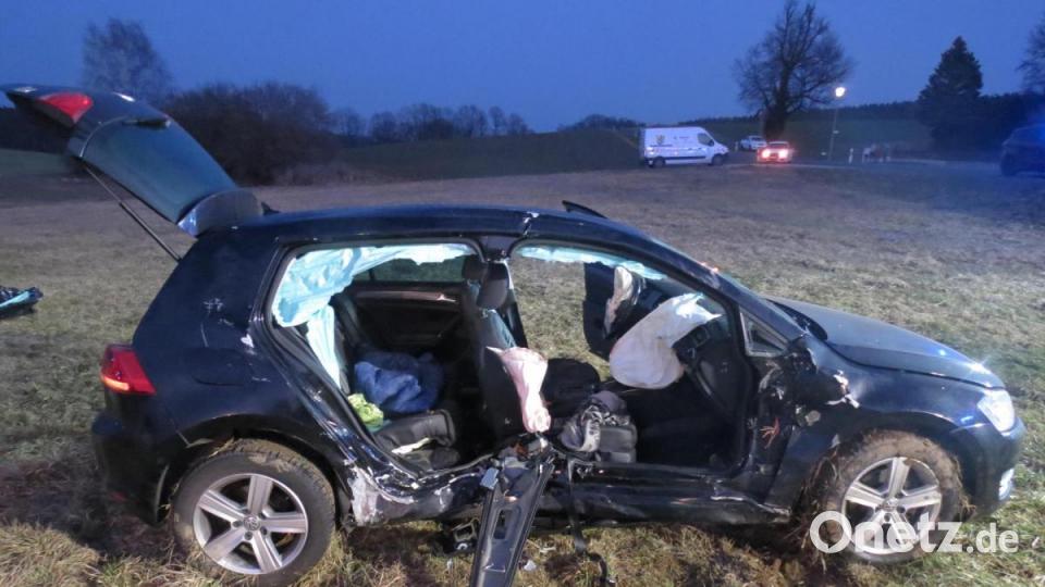 Eine 23-Jährige wurde in einem Auto eingeklemmt, sie musste von der Feuerwehr befreit werden. Bild: Polizeiinspektion Sulzbach-Rosenberg