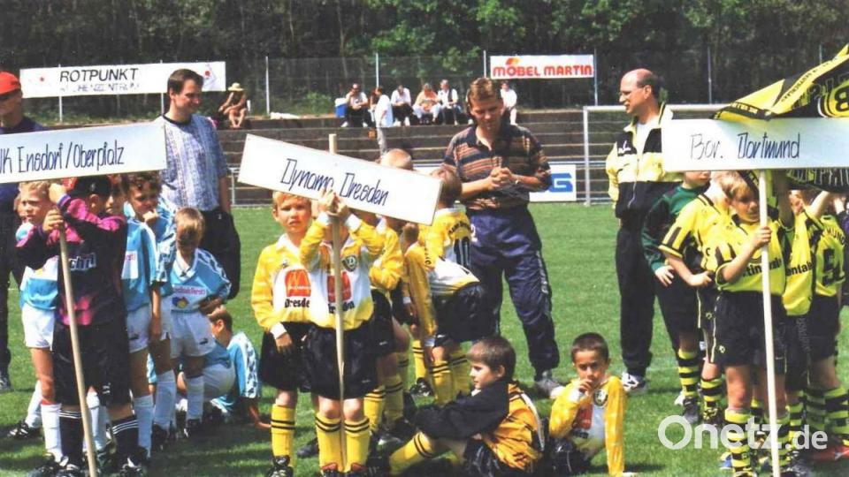 DJK Ensdorf, Dynamo Dresden, Borussia Dortmund - der Jugendfußball-Adel im Jahr 1997. Unser Autor ist der Kleine im hellblauen Trikot, der profimäßig-konzentriert auf den Boden schaut. Bild: tra