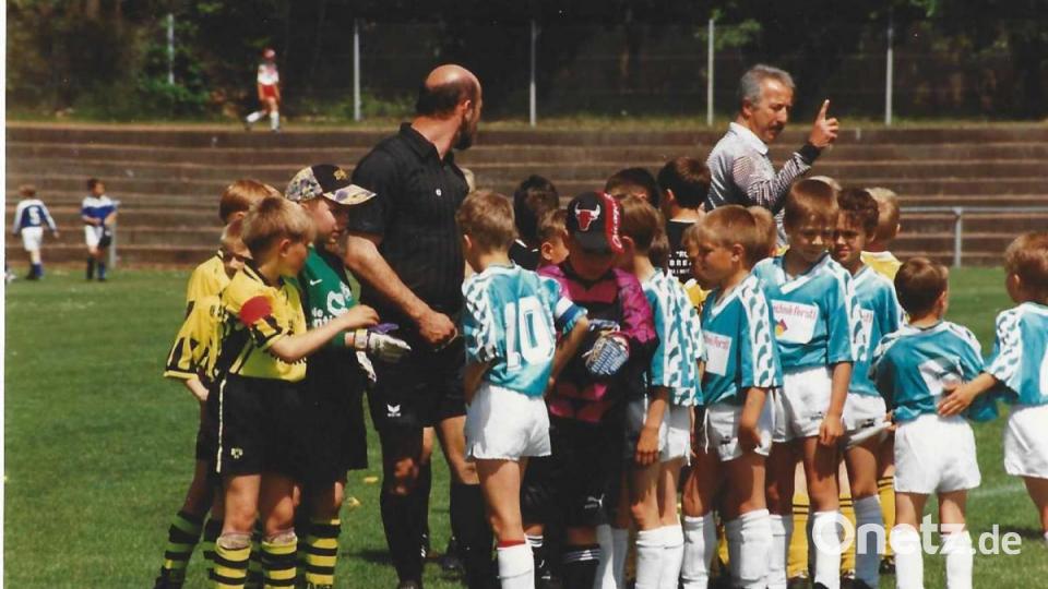 Kurz vor dem Anpfiff im Spiel gegen Borussia Dortmund tanzen zwei Ensdorfer aus der Reihe - unter anderem unser Autor (Nummer 5). Bild: tra