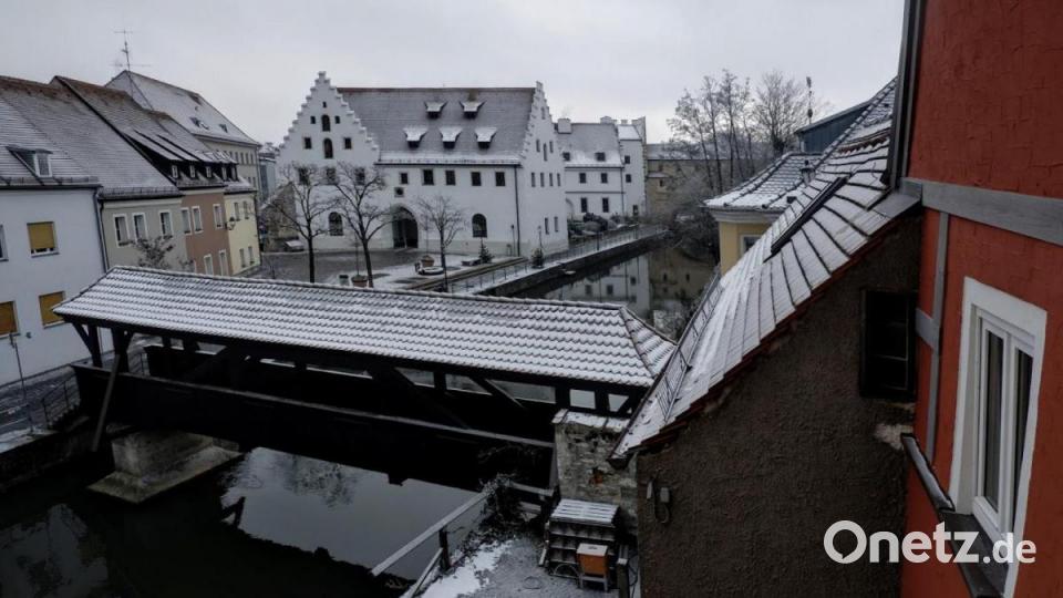 Wer aus dem Bootshaus schaut, der sieht das Kurfürstliche Wagenhaus, die Vils und natürlich die Schiffbrücke. Bild: Fitzgerald