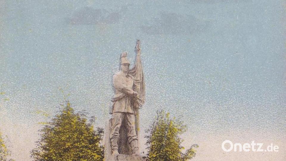 Das Kriegerdenkmal zum gewonnenen Deutsch-Französischen Krieg (1870-1871) in Marktredwitz zeigt beispielsweise einen bayerischen Soldaten, der in der linken Hand die Landesfahne hält, während die rechte griffbereit am Degen zu sehen ist Repro: soj