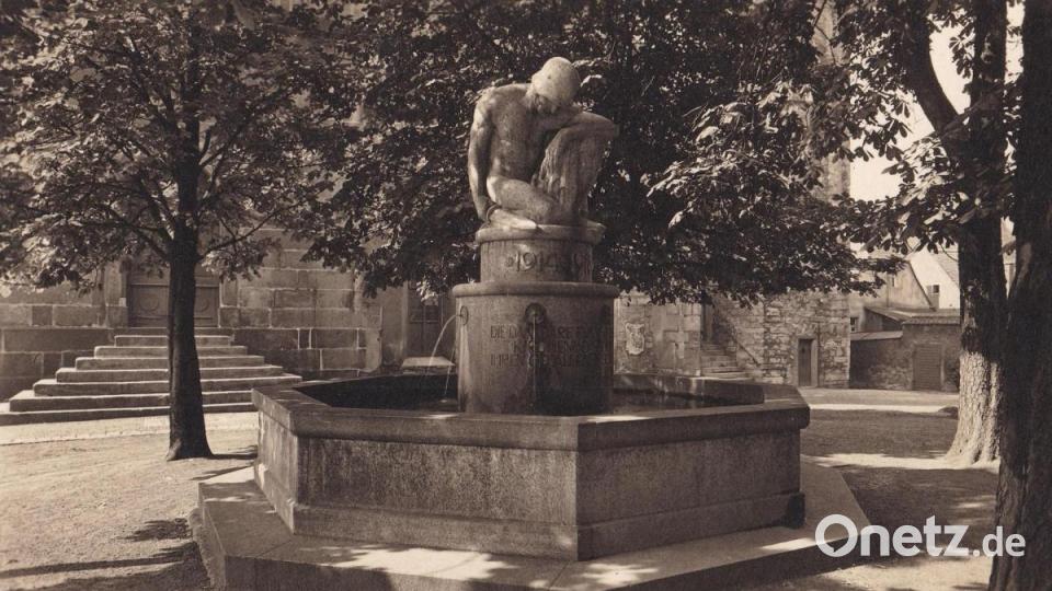 Das Marktredwitzer Kriegerdenkmal für die gefallenen Soldaten des Ersten Weltkrieges stellt hingegen einen kauernden, nackten Soldaten dar, der mit der rechten Hand das Schwert auf den Boden legt und resignierend nach unten blickt Repro: soj