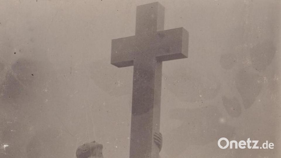 Eine historische Aufnahme des Kriegerdenkmals in Ebnath an der Friedhofmauer. Repro: soj