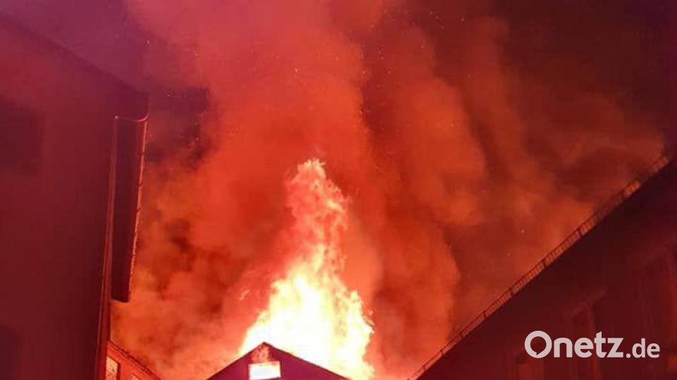 Lichterloh brannte die Fabrik, in der Tonhäfen für die Glasproduktion hergestellt werden. Bild: ILS Hochfranken