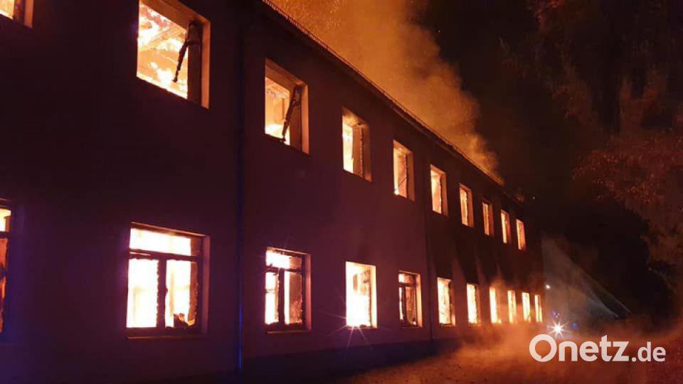 Lichterloh brannte die Fabrik, in der Tonhäfen für die Glasproduktion hergestellt werden. Bild: ILS Hochfranken