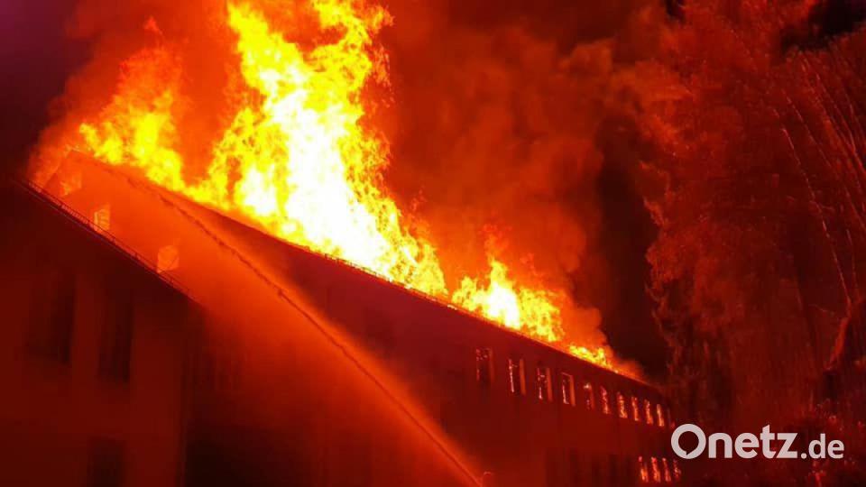 Lichterloh brannte die Fabrik, in der Tonhäfen für die Glasproduktion hergestellt werden. Bild: ILS Hochfranken