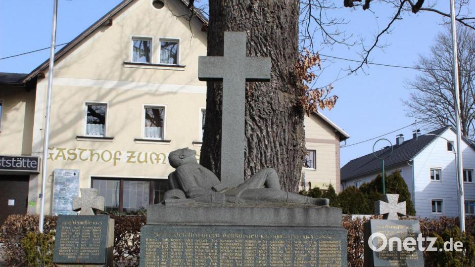Das Kriegerdenkmal, das in früheren Jahren im Friedhof stand, steht jetzt am Marktplatz. Bild: soj