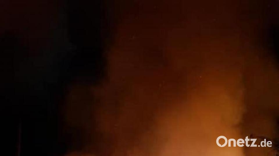 Lichterloh brannte die Fabrik, in der Tonhäfen für die Glasproduktion hergestellt werden. Bild: ILS Hochfranken