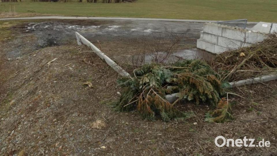Die Lagerfläche für Grünabfälle und Holz ist zwar neu, der Platz rundherum muss aber laut dem Bürgermeister noch geteert werden. Bild: twg
