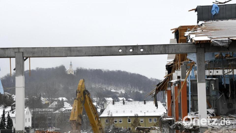 Dann kamen die Bagger: Im November 2020 startete der Abriss. Archivbild: Petra Hartl