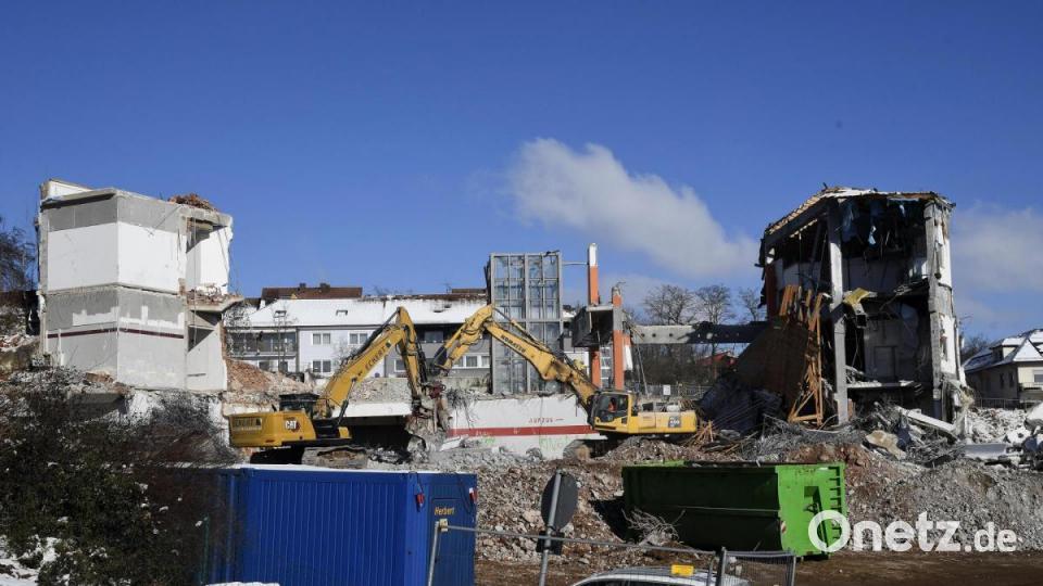 Die Bagger leisten beim Liliencenter-Abriss ganze Arbeit. Bild: Petra Hartl