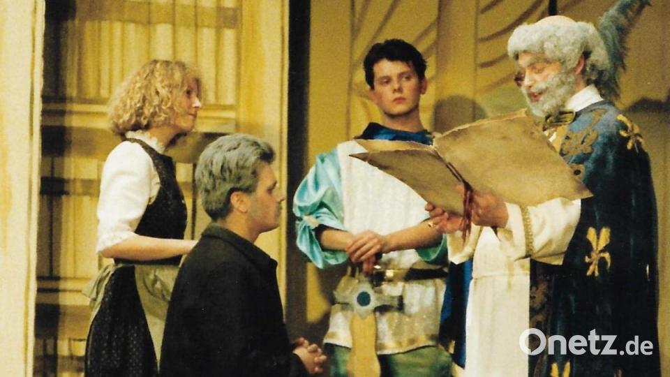 Szene aus dem &quot;Brandnder Kaspar&quot; 1991 mit Holger Kruschina (knieend) in der Hauptrolle, Tobias Reiß als Portner und seine Frau Kerstin (damals noch Kerstin Bauer) als Marei, Enkelin des &quot;Brandner&quot;. Im Hintergrund Christian Daubner als Erzengel Michael. Den prächtigen &quot;Himmel&quot;, der heute noch da ist, hat Willi Rubenbauer an vielen Abenden auf die Rückwand der Bühne gezaubert. Archivbild: ld