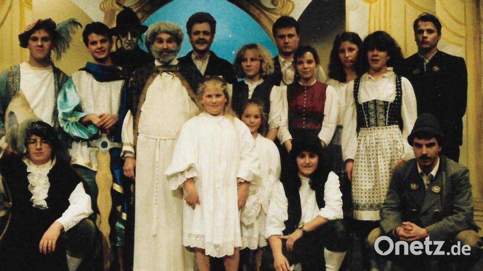 Die Akteure des &quot;Brandner Kasper&quot; vor 30 Jahren. Den &quot;Boanlkramer&quot; (hinten, Dritter von links) spielte Helmut Prechtl. Archivbild: ld
