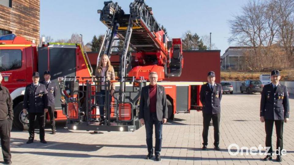 Die Verantwortlichen der Stadt Tirschenreuth und der Feuerwehr bei der Übergabe der neuen Drehleiter beim Gerätehaus an der Mitterteicher Straße. Bild: Feuerwehr Tirschenreuth/exb