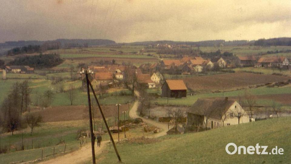 Das Bild zeigt den &quot;Unteren Seeberg&quot; um 1960, im Hintergrund die Ortschaft Lampenricht. Der Weg der Schüler aus Zieglhäuser, Boxmühle und Lampenricht führte von Montag bis Samstag vorbei an der Sägmühle (rechts im Bild) nach Gleiritsch. Im Winter gab es keinen Räumdienst. Der Besuch der Frühmesse vor dem Schulbeginn war selbstverständlich für alle. Bild: Archiv Köppl