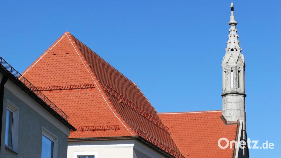 Das Benefizium wurde nach dem Stadtbrand von 1796 im Jahre 1798 errichtet. Die Fassade der Kapelle mit Türmchen wurde 1857 fertiggestellt. Bild: njn