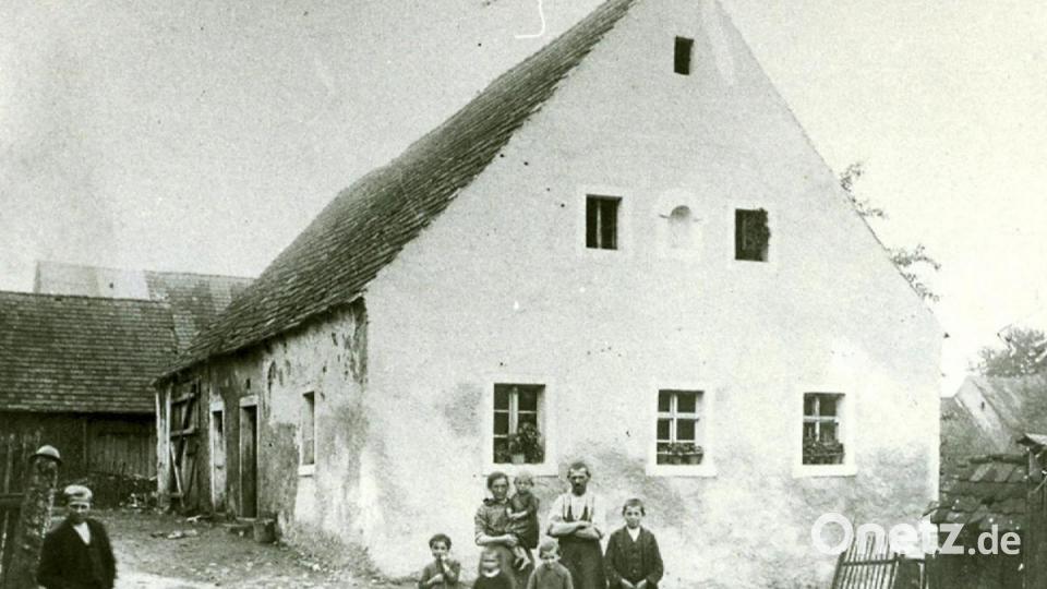 Die Leute in Gleiritsch waren &quot;Häusler&quot;. Die Aufnahme aus den 1930er Jahren zeigt ein typisches Anwesen, von denen es damals viele gab. Im Bild ist das &quot;Stocklweberhaus&quot; zu sehen. Die Kinder tragen alle keine Schuhe, die Eheleute haben selbst gefertigte Holzschuhe an, die meist in den Wintermonaten hergestellt wurden. Neben dem Hauseingang befand sich im Regelfall der Stall, in der Nähe der Misthaufen mit Toilettenhäuschen. Archivbild: akp
