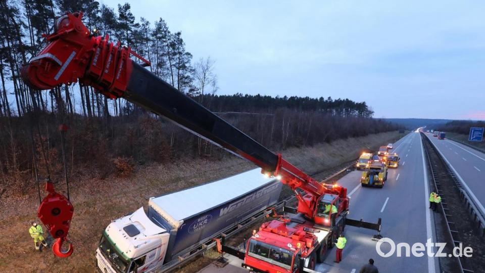 Gegen Abend begann die zeitaufwendige Bergung des havarierten Sattelzugs mit Hilfe eines Autokrans. Bild: Wolfgang Steinbacher
