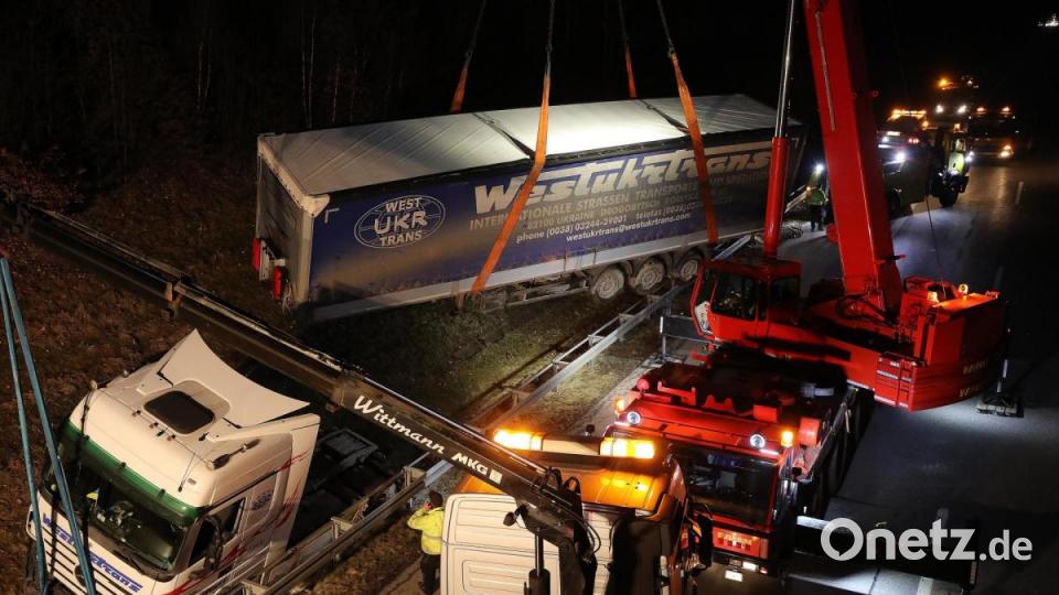 Die Experten hievten zuerst den Hänger des Sattelzugs, dann die Zugmaschine über die Leitplanke zurück auf die Straße, wo der Laster dann abgeschleppt wurde. Bild: Wolfgang Steinbacher