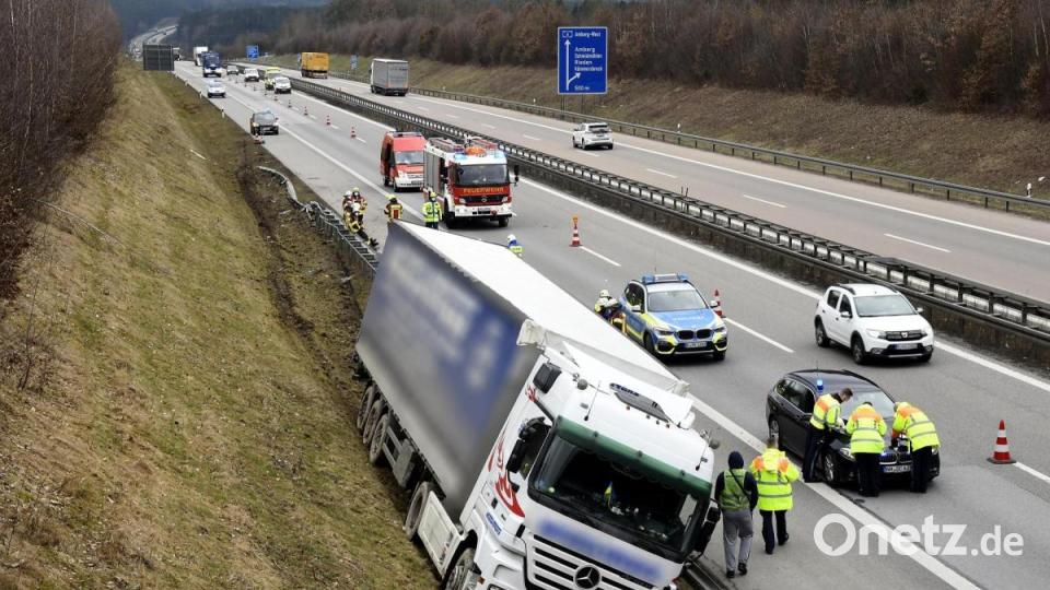 Bei Ebermannsdorf ist am Montag ein 40-Tonner von der Autobahn abgekommen und hinter der Leitplanke steckengeblieben. Bild: Petra Hartl