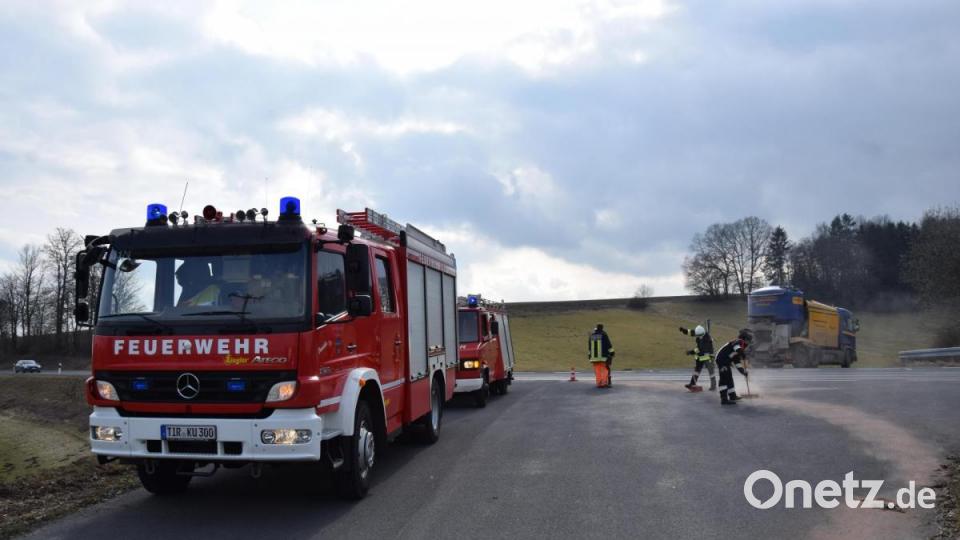 Einsatzkräfte der Feuerwehr Kulmain reinigen die Unfallstelle. Bild: mde