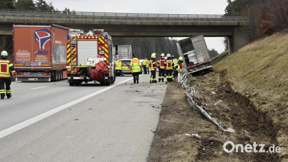 Deutlich zu sehen ist die Spur des 40-Tonners: Als er nach rechts von der Straße abkam, hat er sich richtig in die Böschung &quot;eingegraben&quot;. Bild: Petra Hartl