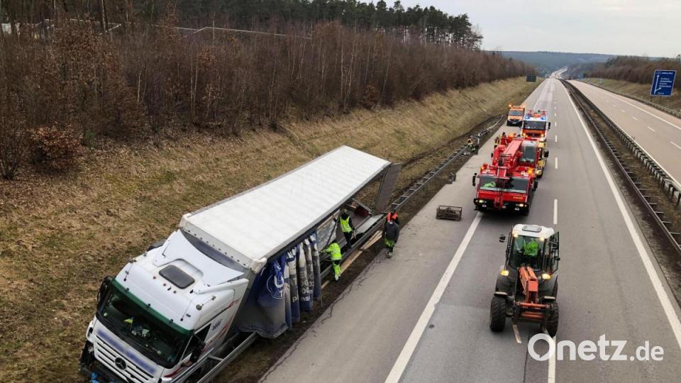 Am Nachmittag begannen Helfer zunächst damit, die Ladung zu bergen. Bild: eik