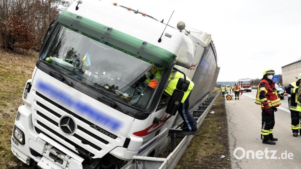 Die beiden Insassen blieben unverletzt, der Lkw war nach dem Unfall nicht mehr fahrtüchtig. Bild: Petra Hartl
