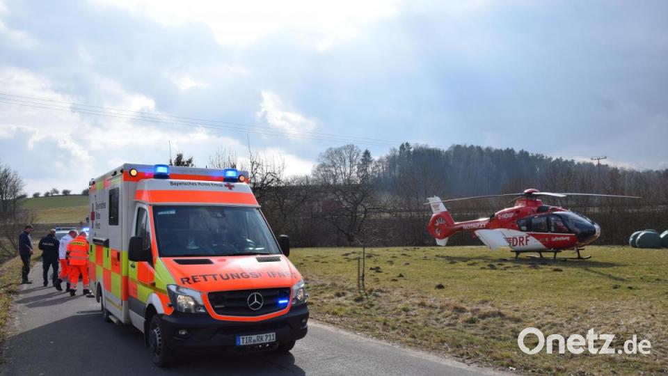 Unweit der Unfallstelle landete der Rettungshubschrauber &quot;Christoph80&quot;. Mit diesem wurde der 37jährige in eine Klink geflogen. Bild: mde