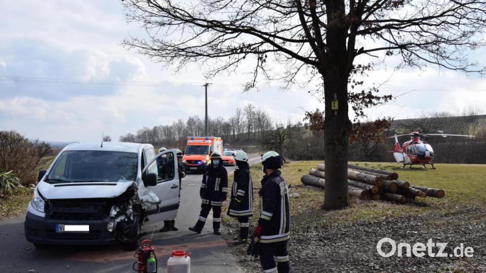 Erst rund 100 Meter nachdem das Kurierfahrzeug (links) in das Heck des Lastwagens gekracht war, brachte der Kurierfahrer innerhalb der Ortschaft Oberbruck den Citroën zum Stillstand. Bild: mde