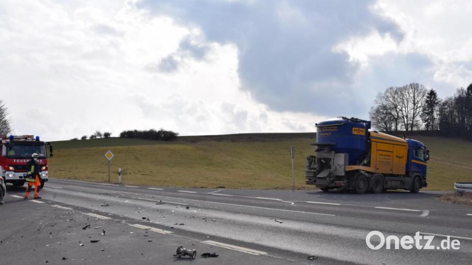 An dieser Stelle kam es zum Verkehrsunfall. Noch bevor der Lastwagen in die Nebenstraße (Bild) abgebogen war, krachte der Kurierfahrer in dessen Heck. Bild: mde