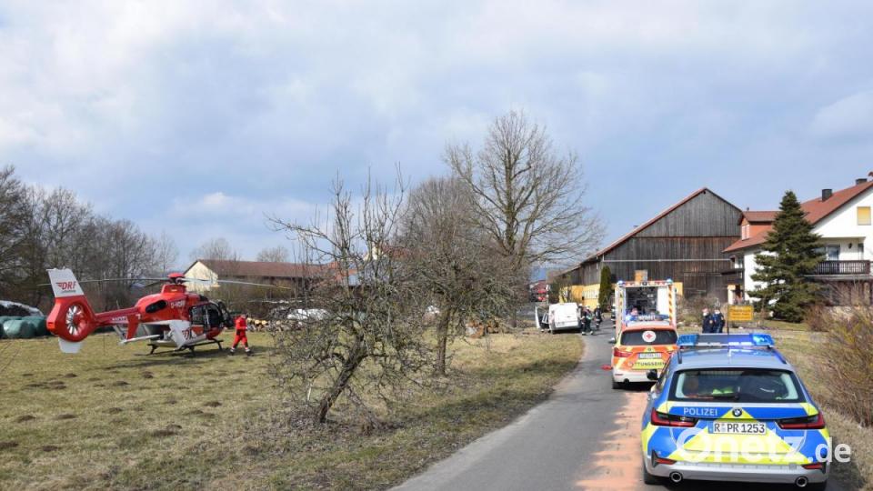 Aufgrund der starken Beschädigung am Kurierfahrzeug wurde eine Ölspur verursacht. Bild: mde