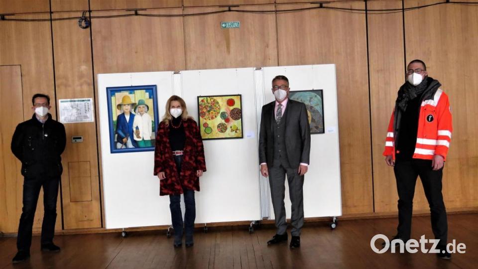 Markus Bergauer, Geschäftsführer der Stadt Tirschenreuth, KVT-Vorsitzende Petra Schicker, Bürgermeister Franz Stahl und Sven Lehner, stellvertretender Geschäftsführer BRK (von links) freuen sich, wenn die Kunstwerke ihren Zweck zur Unterhaltung und zum Zeitvertreib der Impfanwärter im Impfzentrum erfüllen. Bild: ubb
