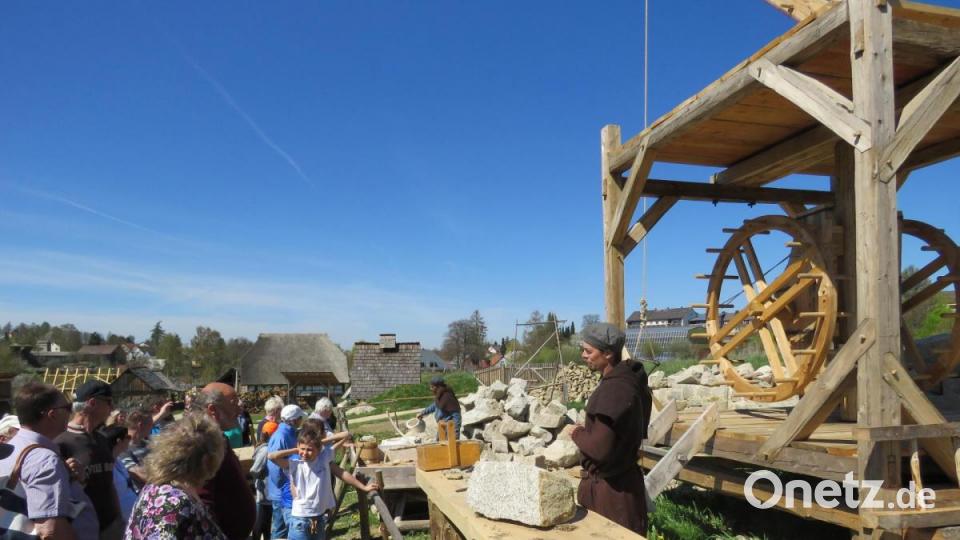 Nichts geht leider momentan an der Baustelle der Kaiserburg. Einige der Handwerker stammen aus Tschechien und dürfen nicht an ihren Arbeitsplatz, weil der Geschichtspark nicht als systemrelevant eingestuft wird. Archivbild: ubb
