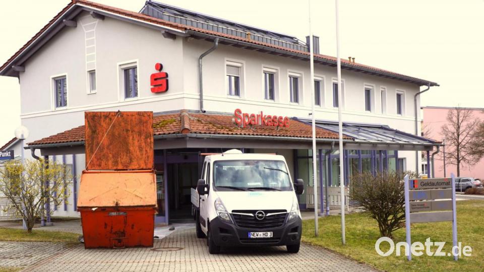 Noch steht "Sparkasse" über dem Eingang des künftigen Rathauses. Die Umbauarbeiten haben am Montag begonnen. Bild: bkr