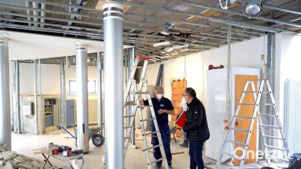 Architekt Wolfgang Schultes (rechts) beim Gespräch mit der Bau ausführenden Firma. Bild: bkr