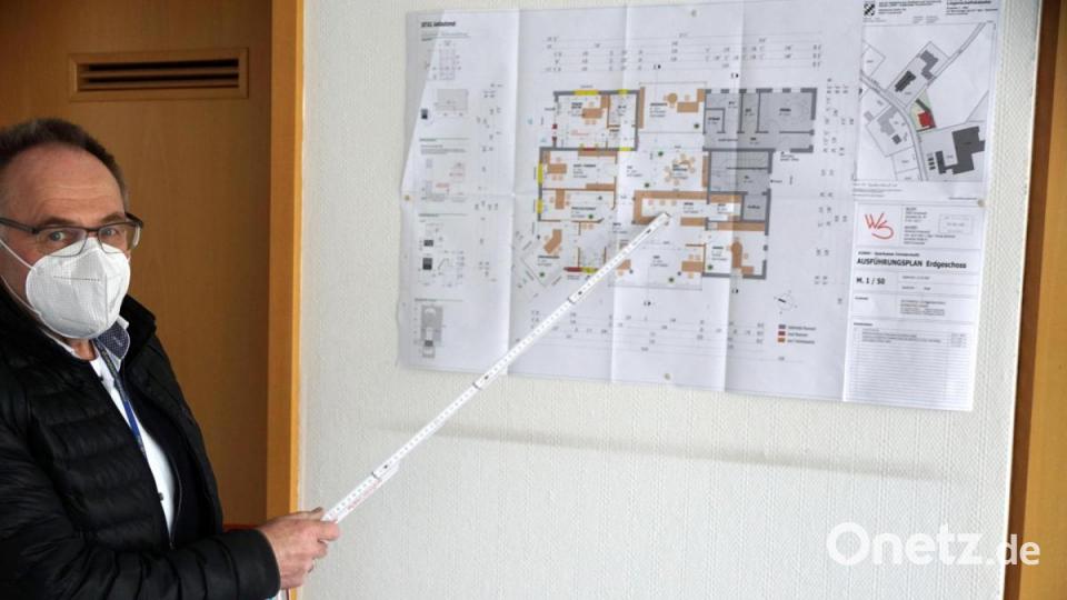 Architekt Wolfgang Schultes am Lageplan. Sieben neue Büroräume mit den dazugehörigen Nebenräumen wird die neue Gemeindeverwaltung erhalten. Bild: bkr