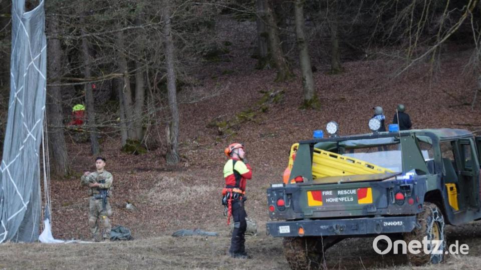 Einige der Fallschirmjäger wurden in den naheliegenden Berghang abgetrieben. Bild: bö
