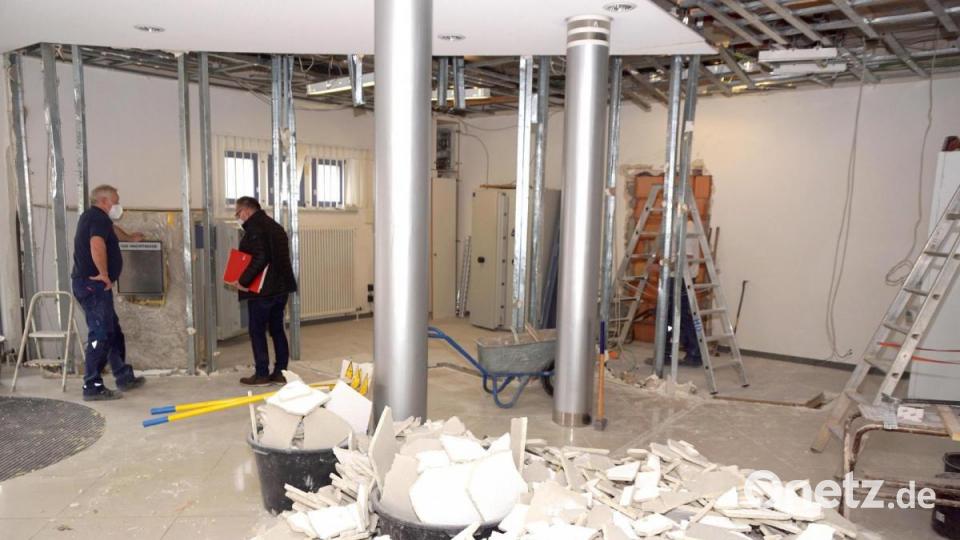 Architekt Wolfgang Schultes (rote Akte in der Hand) beim Gespräch mit der Bau ausführenden Firma. Bild: bkr