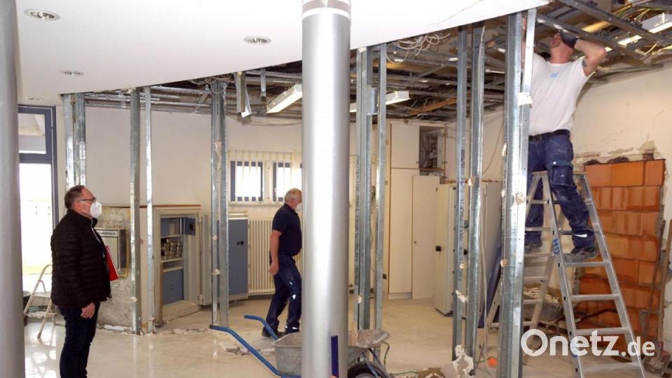 Architekt Wolfgang Schultes am Lageplan. Sieben neue Büroräume mit den dazugehörigen Nebenräumen wird die neue Gemeindeverwaltung erhalten. Bild: bkr