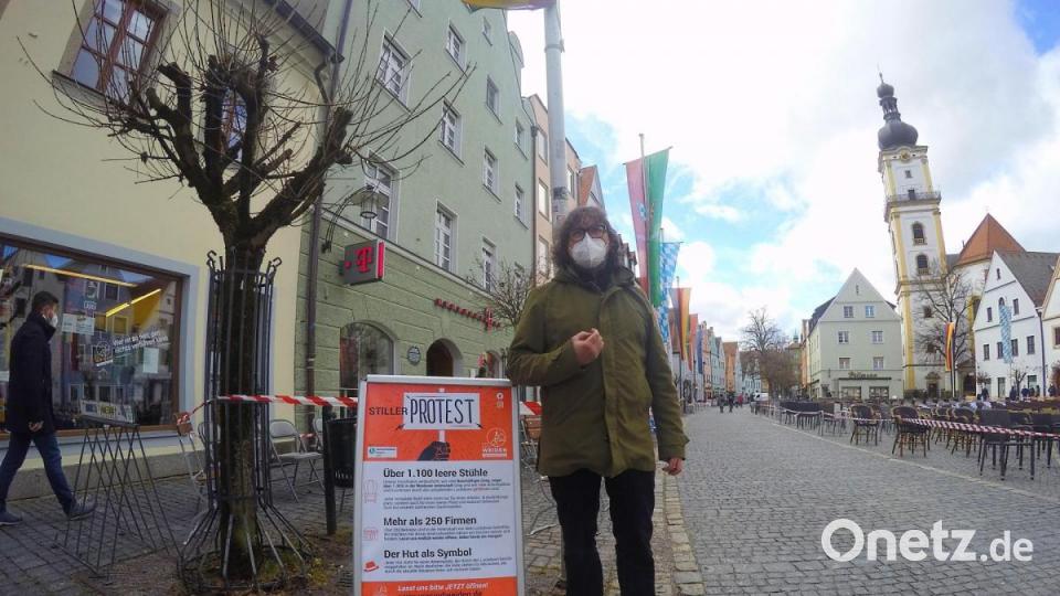 Der Sprecher des Weidener Einzelhandelsverbands, Tobias Sonna, erklärt den Hintergrund der Aktion. Bild: Kunz