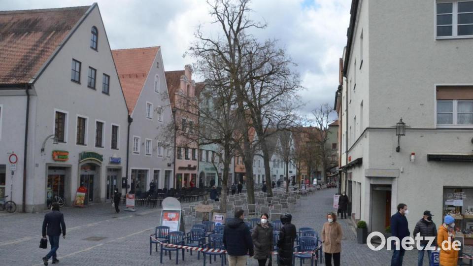 Die Stühle stehen aufgereiht fast bis zum Oberen Tor. Bild: Kunz