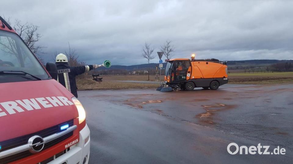 Die vor wenigen Monaten in Dienst gestellte Kehrmaschine des städtischen Bauhofs Kemnath war ebenfalls im Einsatz. Kräfte der Kemnather Feuerwehr sichern die Gefahrenstellen ab. Bild: mde