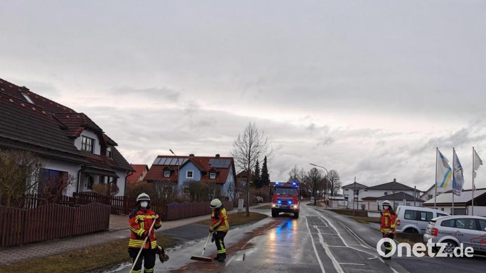 Über eine Länge von über drei Kilometern erstreckte sich die Straßenverunreinigung im Kemnather Stadtgebiet am Samstag. Bild: mde