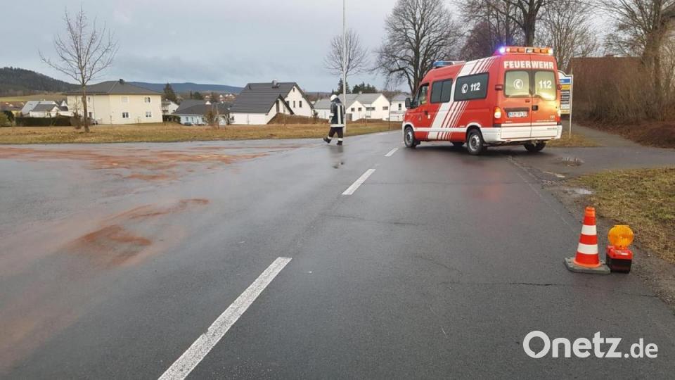 Einsatzkräfte der Feuerwehr Kemnath sichern die betroffenen Teilbereiche der Straßen ab und leiten den Verkehr. Auf der Ortsverbindungsstraße zwischen Eisersdorf und Kemnath auf Höhe des Baugebiets &quot;Brückengasse&quot; hatte die Ölspur vermutlich ihren Beginn. Bild: mde