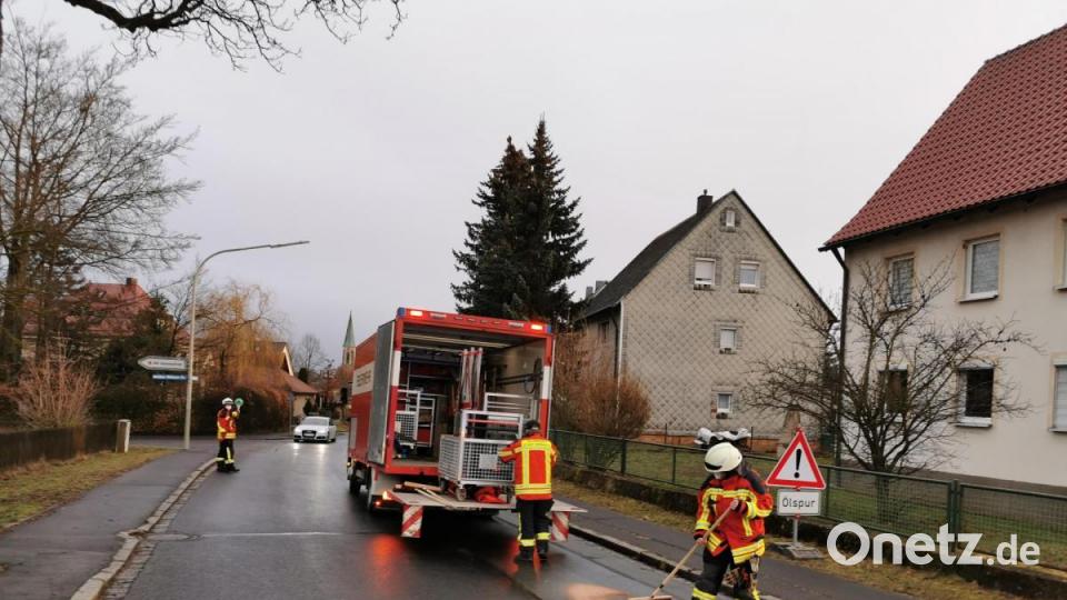 Die Einsatzkräfte sicherten die Einsatzstelle ab und leiteten den Verkehr halbseitig, brachten Bindemittel auf und verarbeiteten dieses. Bild: mde