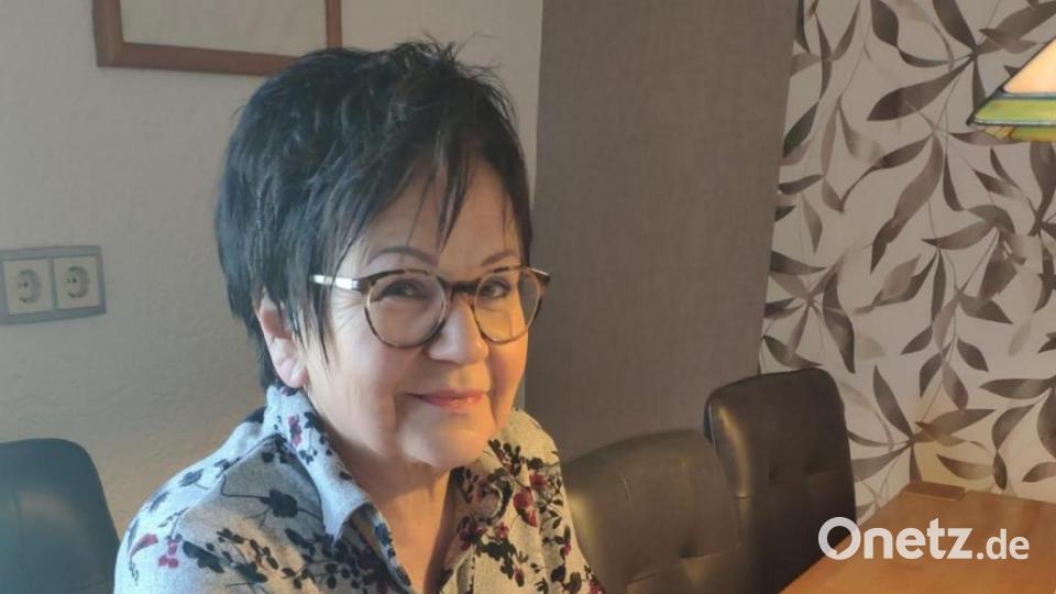 Brigitta Horn beim Verzieren der Kerzen Bild: Popp, Holger