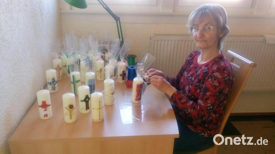 Gabi Meierhöfer beim Verpacken der Kerzen Bild: Popp, Holger