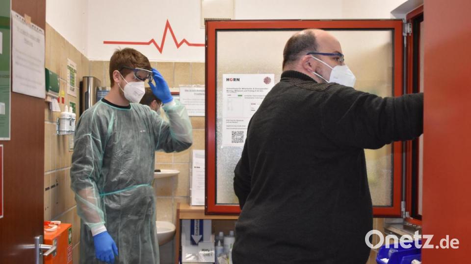 Über ein Fenster erfolgt die Registrierung der Tests. Christian Strobel arbeitet auch ehrenamtlich im Testzentrum Waldsassen. Was er dort gelernt hat, setzt er auch in der Firma Horn um. Bild: lue