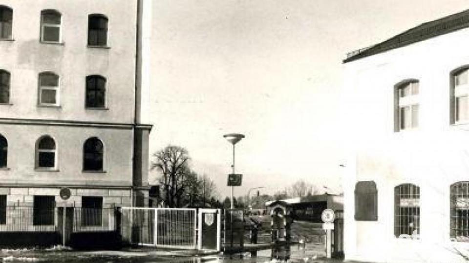 Diese Aufnahme stammt von Dezember 1990: Das rechte Gebäude ist heute auch Teil der Ostbayerischen Technischen Hochschule. Bild: Heider/AZ-Archiv